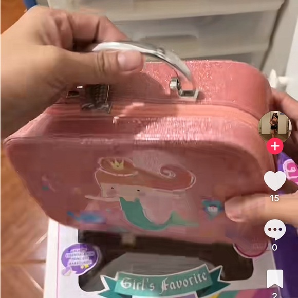 NIB Fun Makeup Kit with Brushes and Accessories - Picture 4 of 6